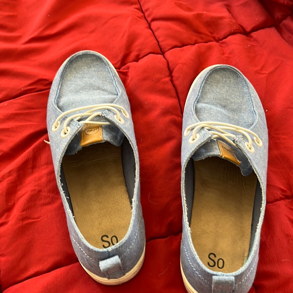 So brand slip on sneakers. Worn but in great condition. From a smoke free home.